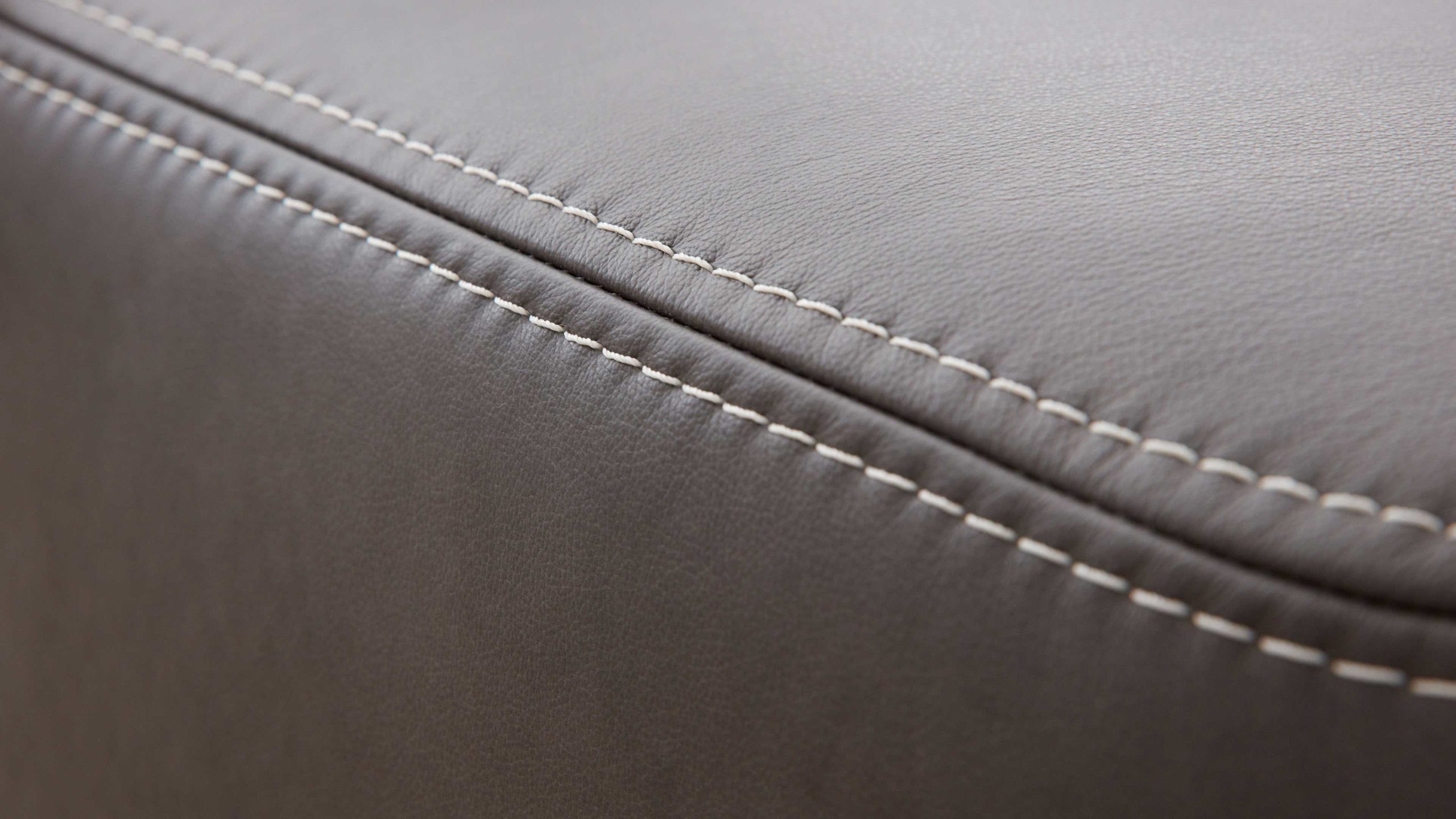 Interliving Sofa Serie 4251 – Zweisitzer 12201 mit Sitztiefenverstellung