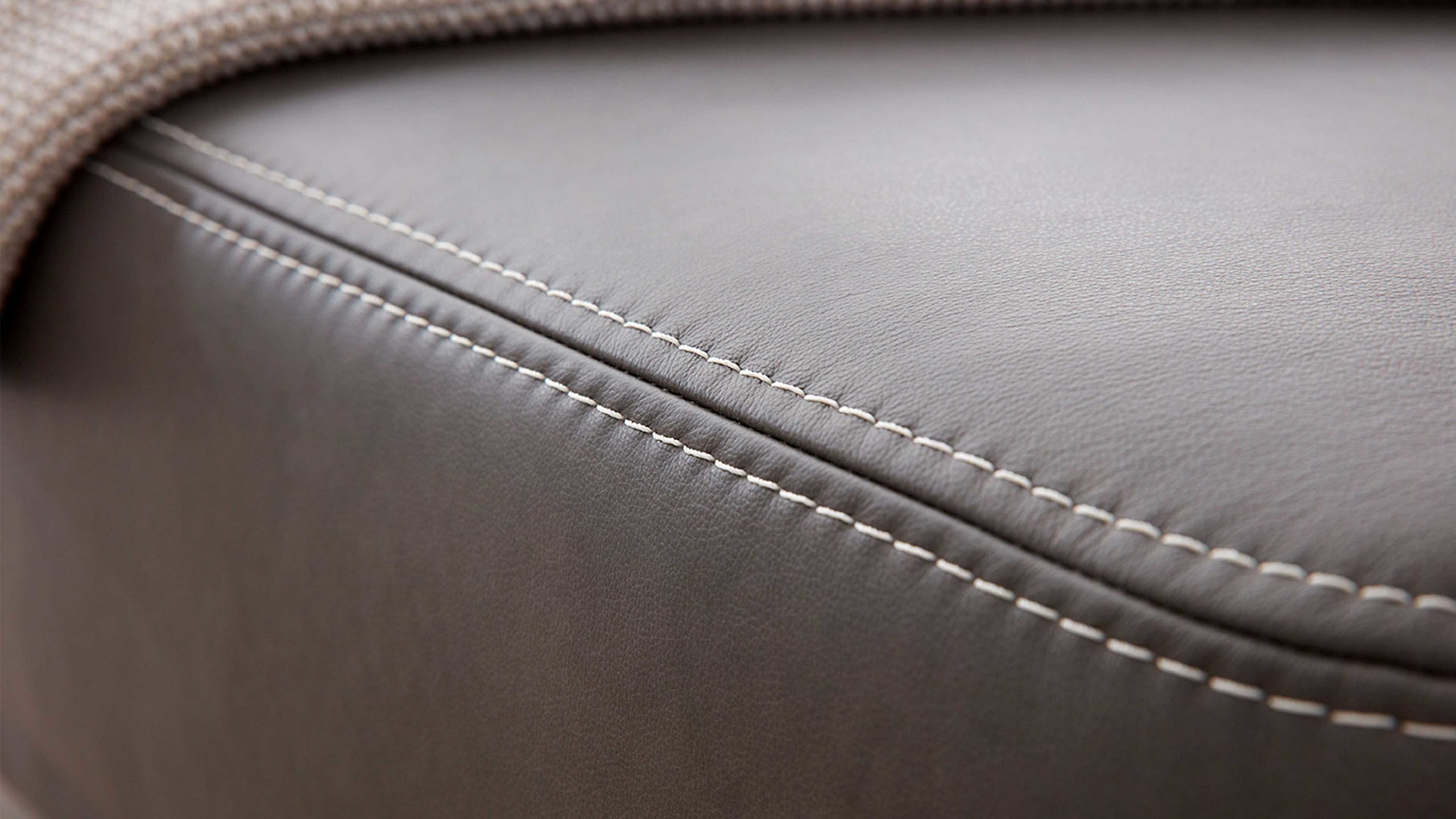 Interliving Sofa Serie 4251 – Zweisitzer 12201 mit Sitztiefenverstellung